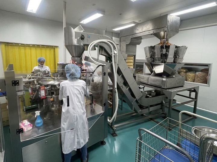 เครื่องชั่งและบรรจุอัตโนมัติ ในห้องบรรจุที่ควบคุมสุขอนามัย